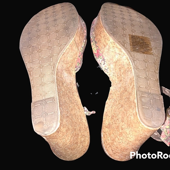 MUDD Floral 4" Wedge Sandals - Picture 12 of 15